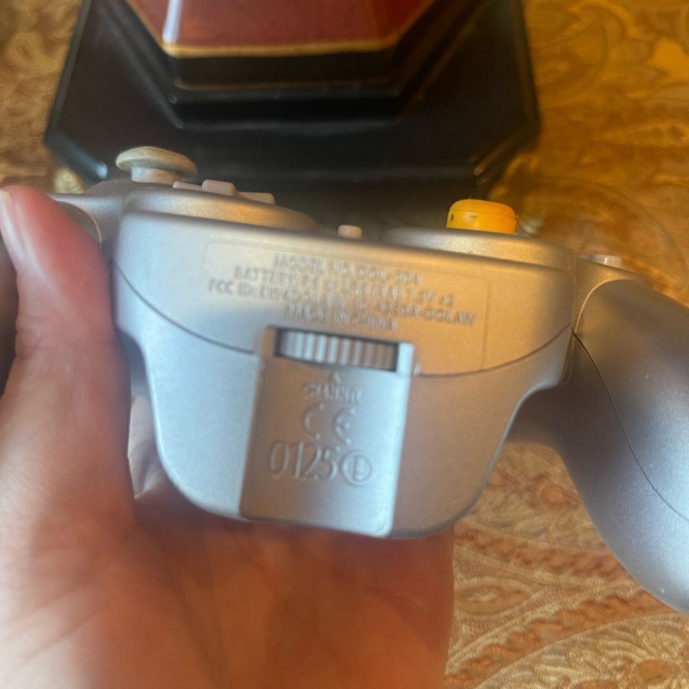 Silver Gray Gamecube Controller - Picture 3 of 8